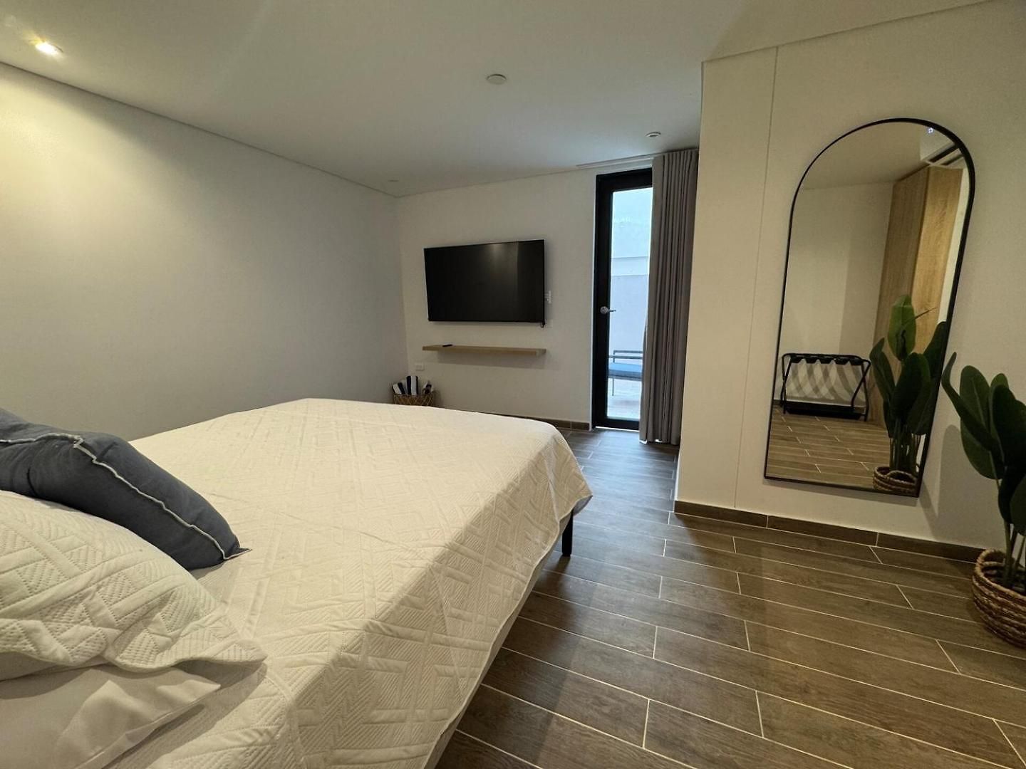 Spacious Loft - Rooftop Pool - Old *