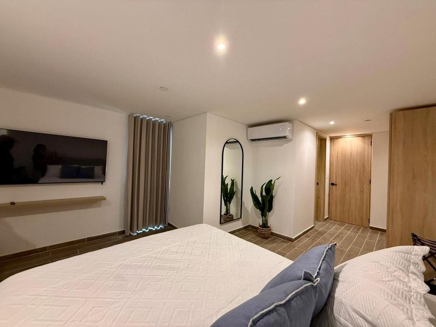 Spacious Loft - Rooftop Pool - Old