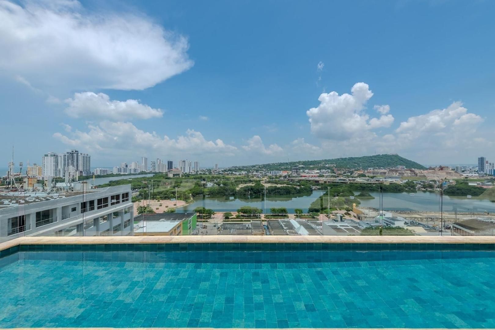 Spacious Loft - Rooftop Pool - Old